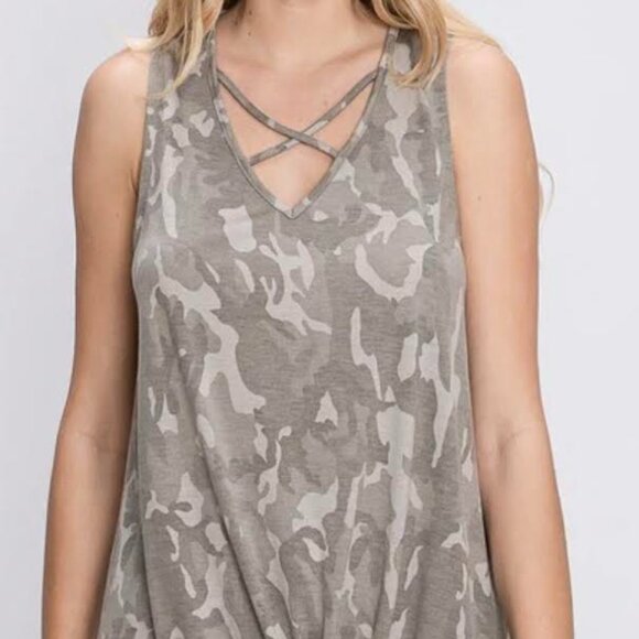 Buckle Gee Gee Sleeveless Camo Tank / Knotted Hem Detail / Size: M - Picture 1 of 7